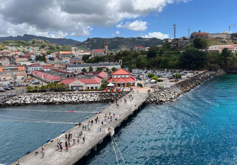 Blick vom Schiff auf das Grenada Cruise Terminal