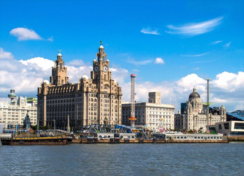 Blick vom Schiff auf den Hafen und die Three Graces