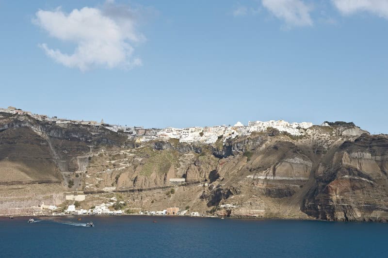 Blick vom Schiff auf Fira und den Tenderhafen