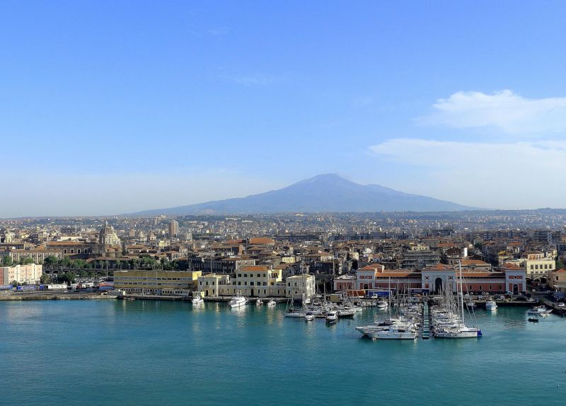 Blick vom Schiff über die Stadt bis zum Ätna