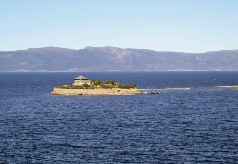 Blick vom Schiff zur Insel Munkholmen