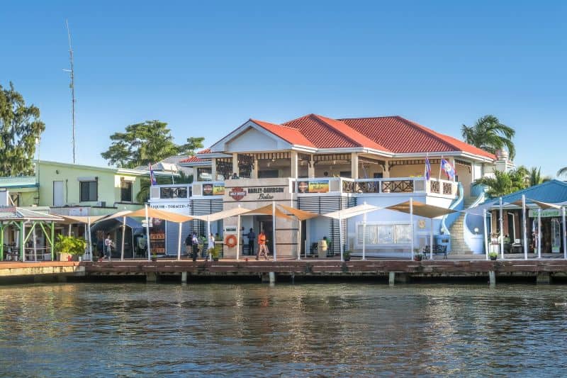 Blick vom Tenderboot auf Belize City
