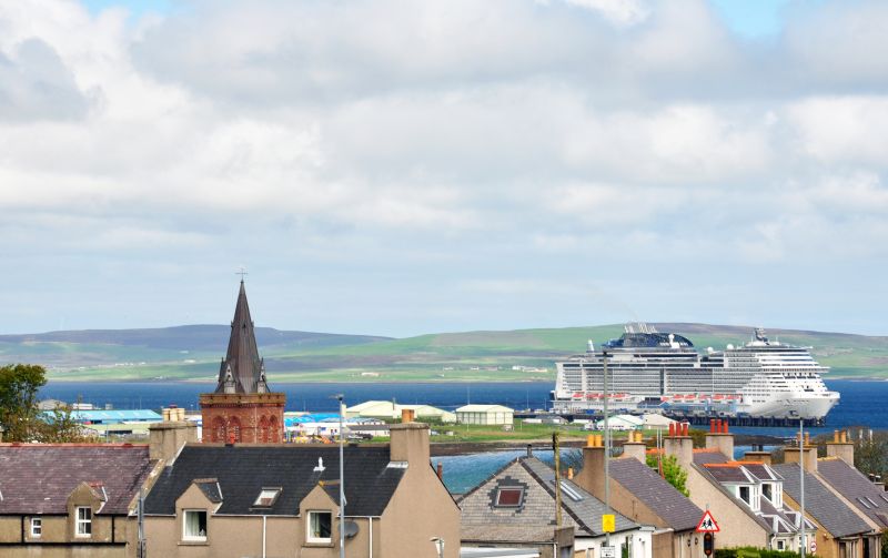 Blick von Kirkwall zum Kreuzfahrthafen