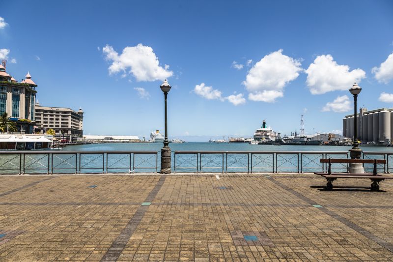 Blick von Port Louis auf die Kreuzfahrtschiffe
