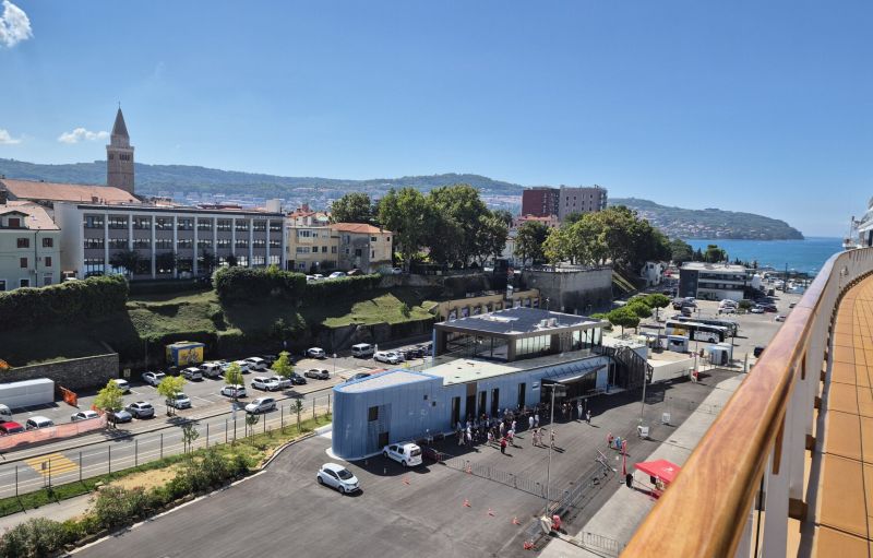 Blick von Schiff auf das neue Cruise Terminal von Koper