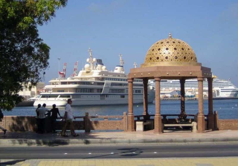 Blick von der Corniche auf den Hafen