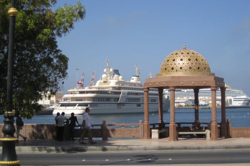 Blick von der Mutrah Corniche auf den Hafen