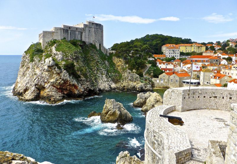 Blick von der Stadtmauer zur Festung Lovrijenac