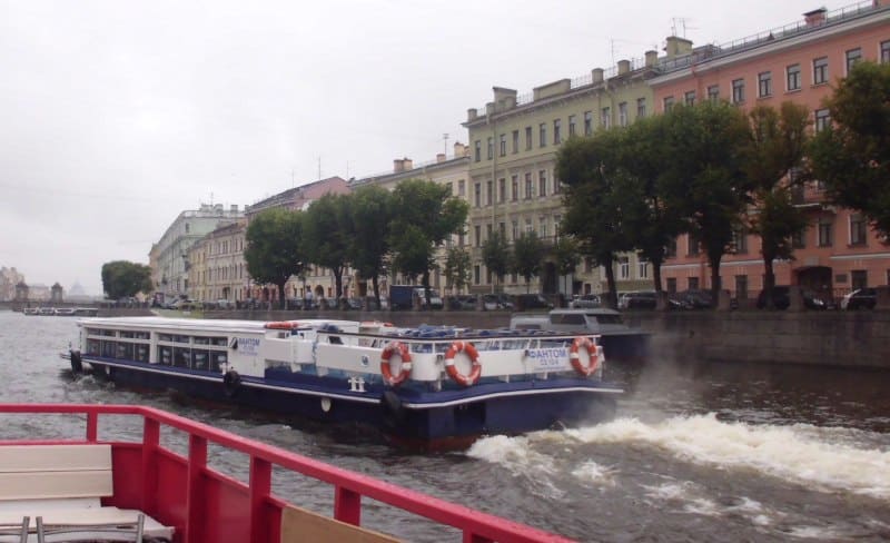 Bootsfahrten auf der Newa sind beliebtete Landausflüge in St. Petersburg