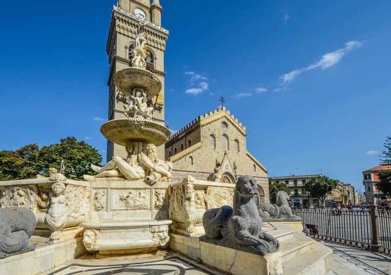 Brunnen, Uhrturm und Kathedrale