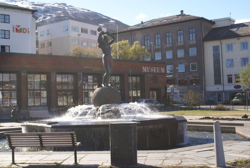 Brunnen im Stadtzentrum von Narvik