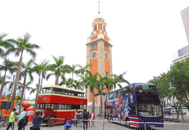 Bus und Ding Ding am Clock Tower