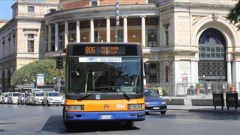 Bus vor dem Teatro Politeama
