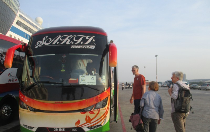 Ein Shuttlebus im Hafen von Port Klang. Er fährt nach Kuala Lumpur