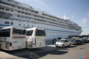 Busse und Taxen warten bereits