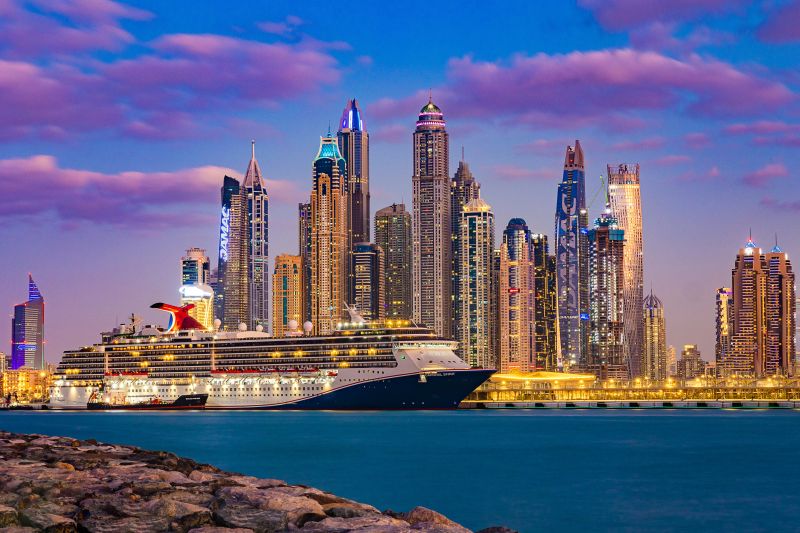 Carnival Spirit vor der Skyline der Dubai Marina