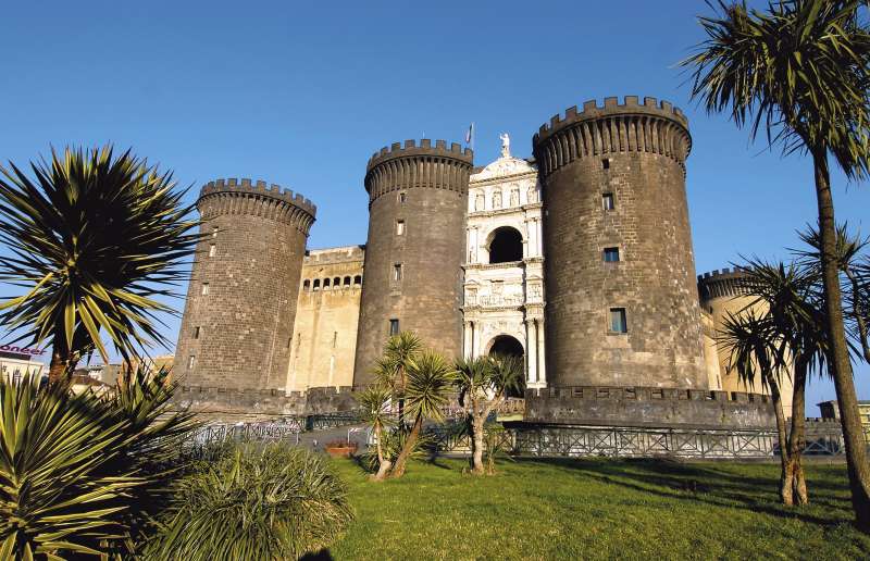 Das Castel Nuovo liegt direkt am Hafen