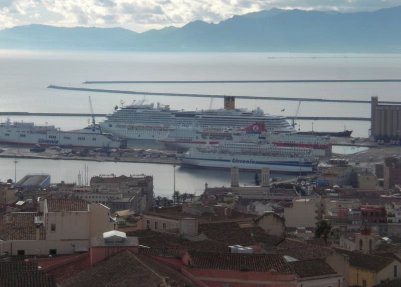 Costa Pacifica an der Molo Rinascita