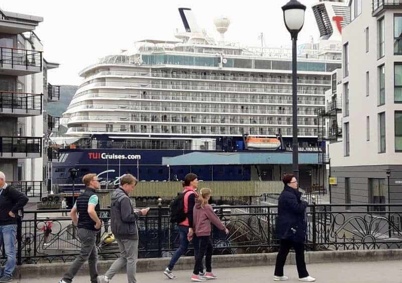 Das Kreuzfahrtschiff liegt im Stadtzentrum