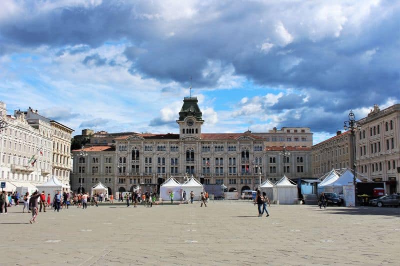 Das Rathaus an der Piazza Unità d'Italia