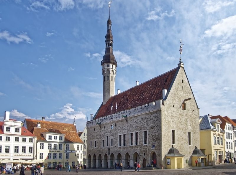 Das Rathaus von Tallinn auf eigene Faust besichtigen