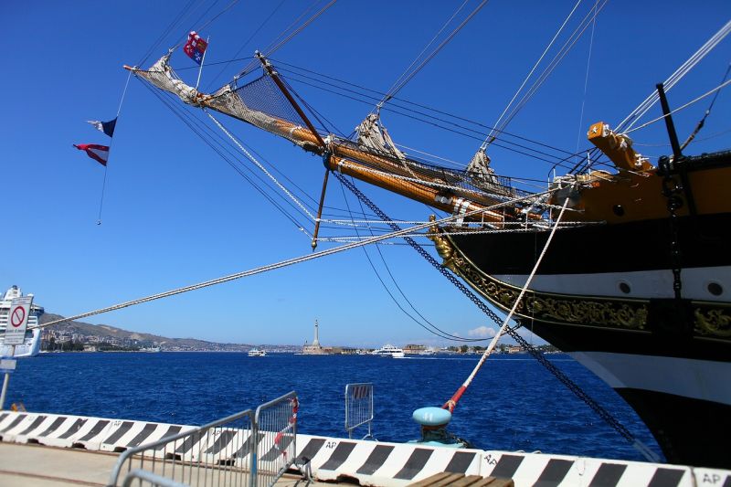 Das Segelschulschiff Amerigo Vespucci in Messina