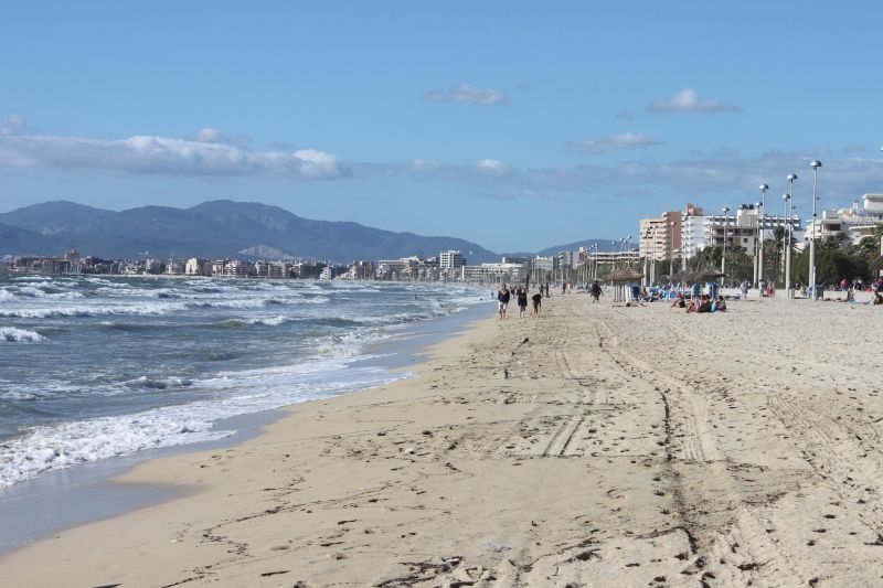 Der Blick geht entlang der Playa de Palma in Richtung S’Arenal