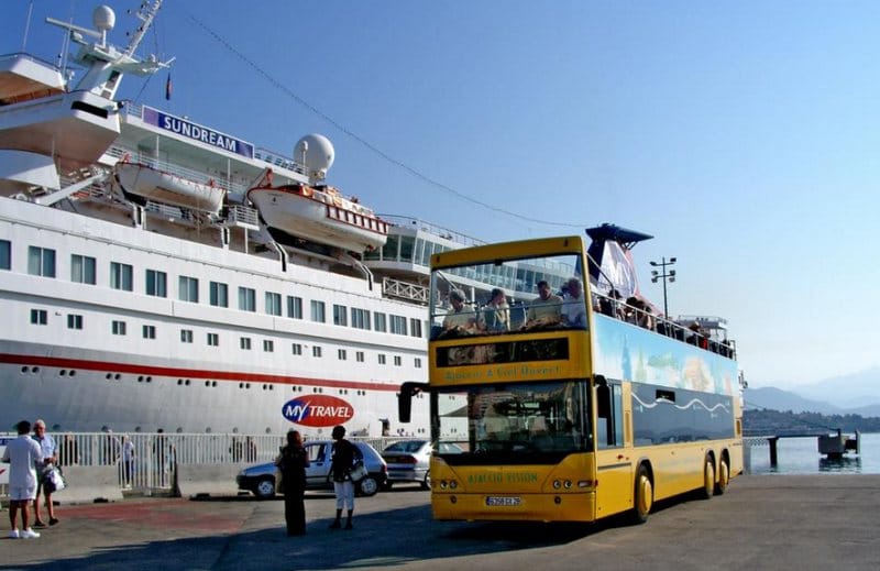 Der Sightseeing-Bus im Hafen