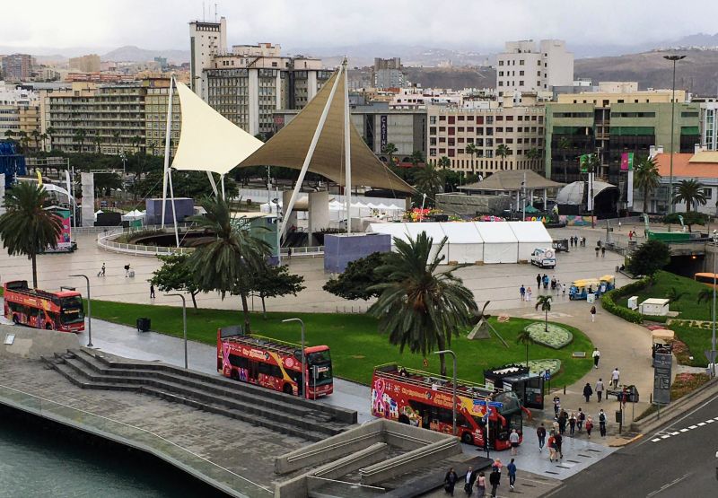 Der Busbahnhof und die Hop-on Hop-off Busse in Las Palmas auf Gran Canaria
