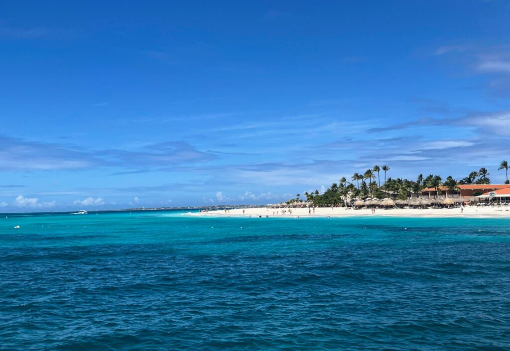 Der Eagle Beach von einem Katamaran aus gesehen