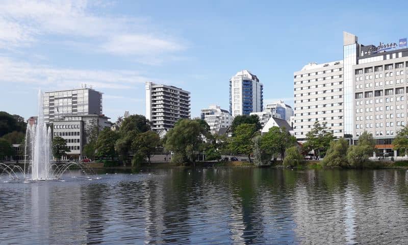 Der See Breiavatnet im Zentrum