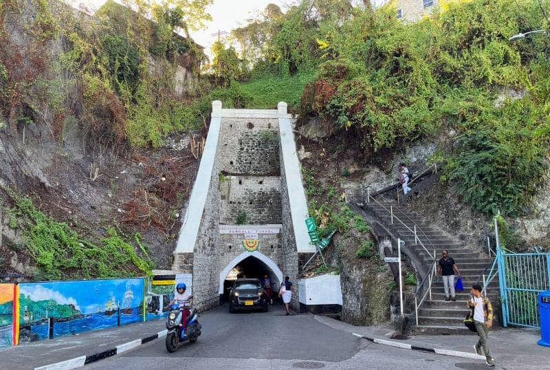 Der Sendall Tunnel und die Treppe nach Fort George