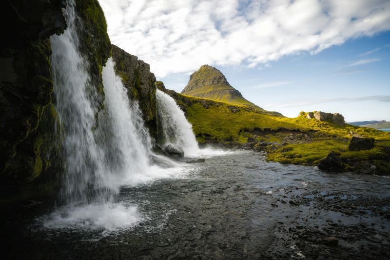 Der Wasserfall Kirkjufellsfoss am Fuß des Kirkjufell