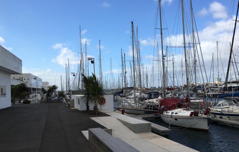 Der Weg durch die Marina
