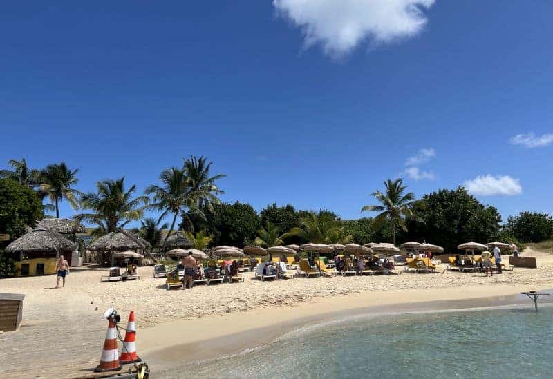 Der Yellow Beach auf Pinel Island