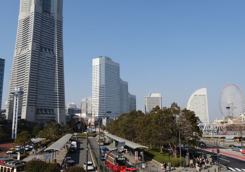 Der rote Retro-Bus Akai Kutsu in Yokohama