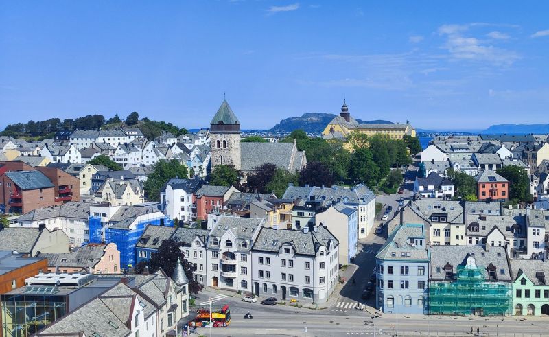 Die Ålesund Kirke sieht man bereits vom Schiff