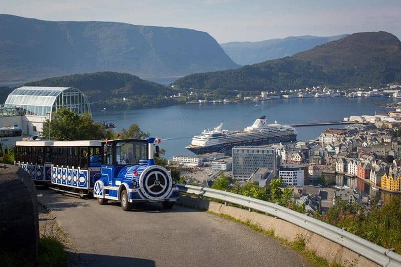Die Bimmelbahn auf dem Weg zum Hausberg