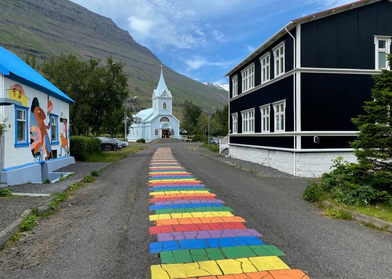 Die Blaue Kirche am Ende der Regenborgenstraße