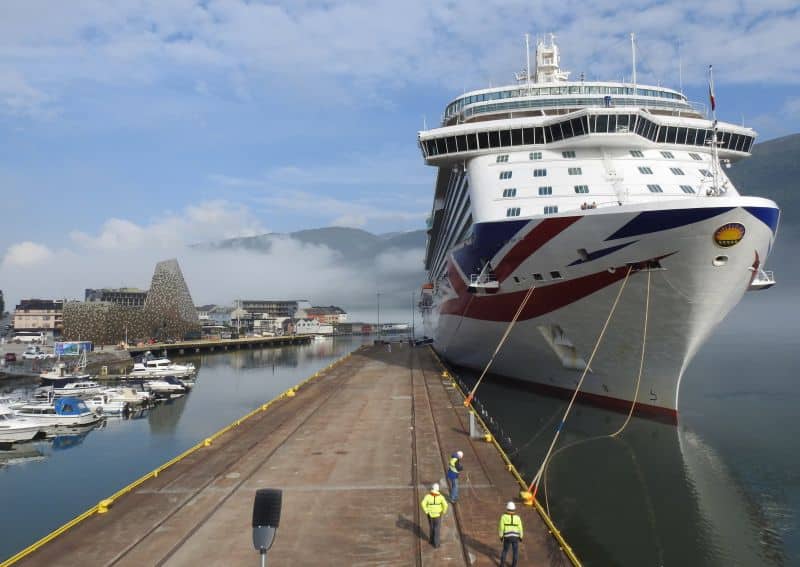 Die Britannia (P&O Cruises) in Åndalsnes