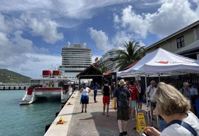 Die Fähren und Katamarane der Reedereien starten in Tortola direkt im Hafen