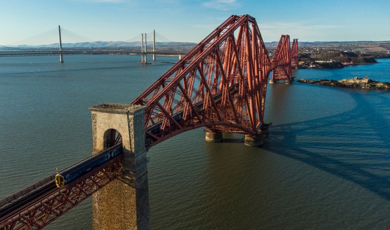 Die Forth Bridge ist eine Eisenbahnbrücke über den Firth of Forth