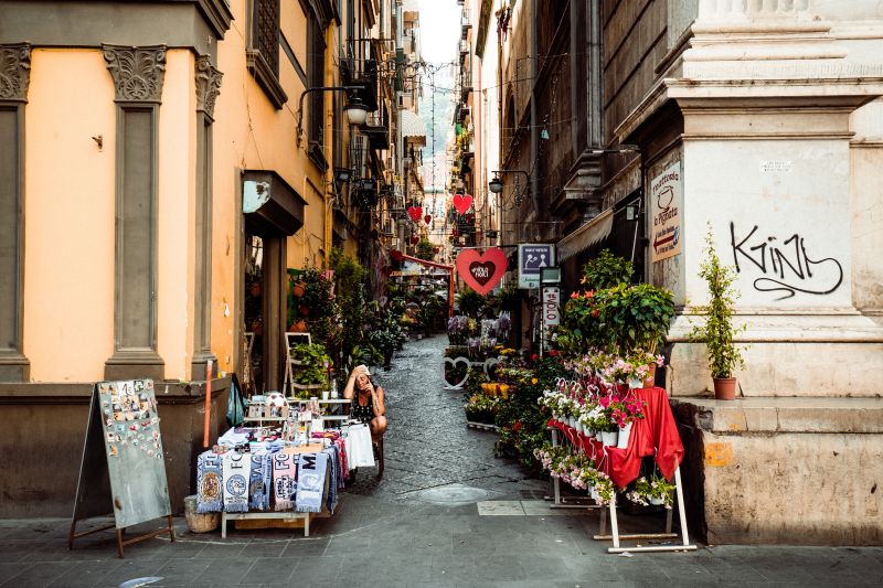Die Gassen der Altstadt von Neapel auf eigene Faust erkunden