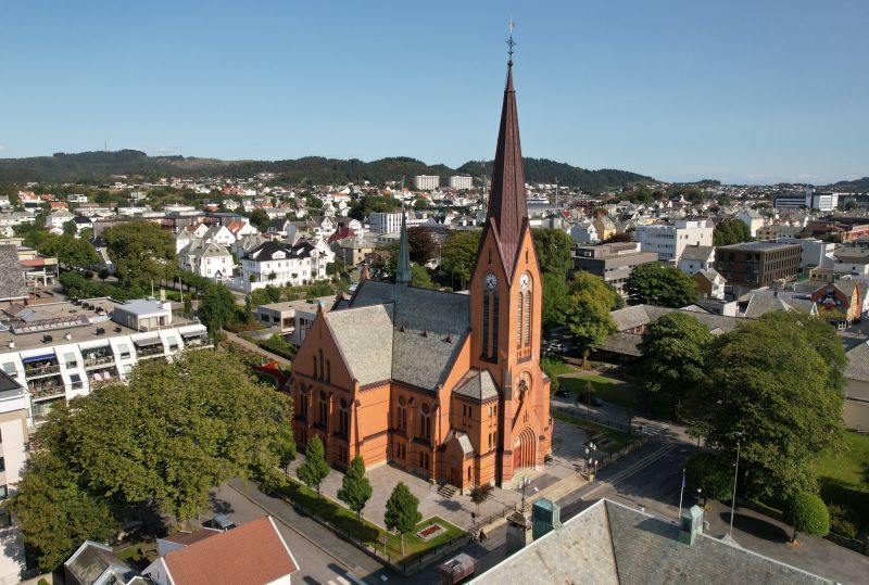 Die Kirche ist Wegmarke und Shuttlebushaltestelle