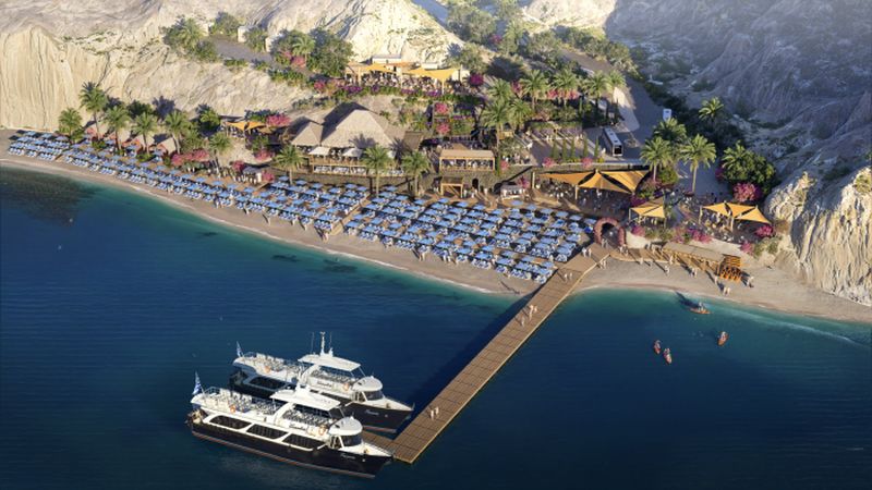 Die Landausflügler werden mit Booten zum Royal Beach Club gebracht