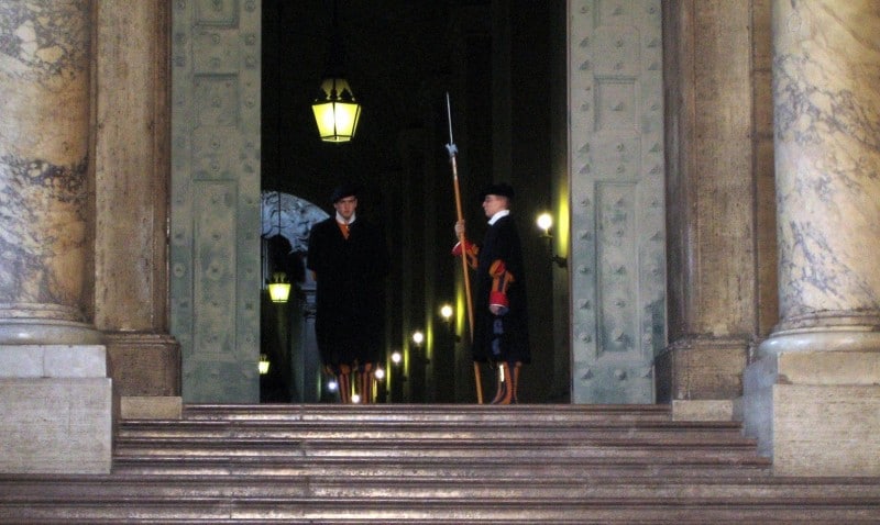 Die Päpstliche Schweizergarde am Petersdom