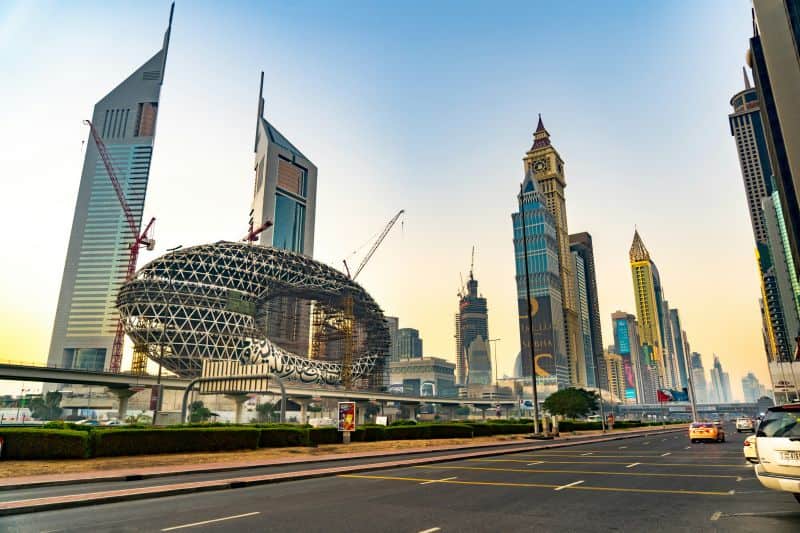 Die Red Line fährt über die Sheikh Zayed Road