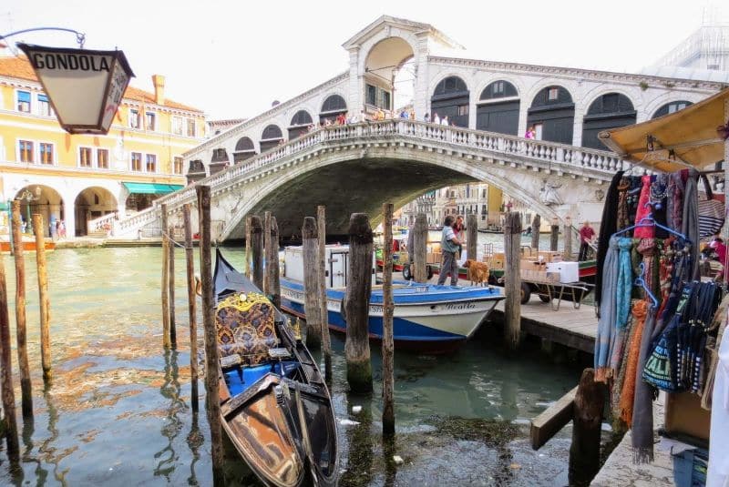 Die Rialtobrücke in Venedig auf eigene Faust