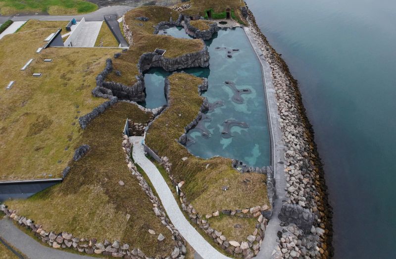 Die Sky Lagoon liegt am Meer
