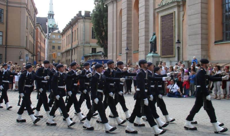 Wachablösung am königlichen Schloss in der Gamla Stan